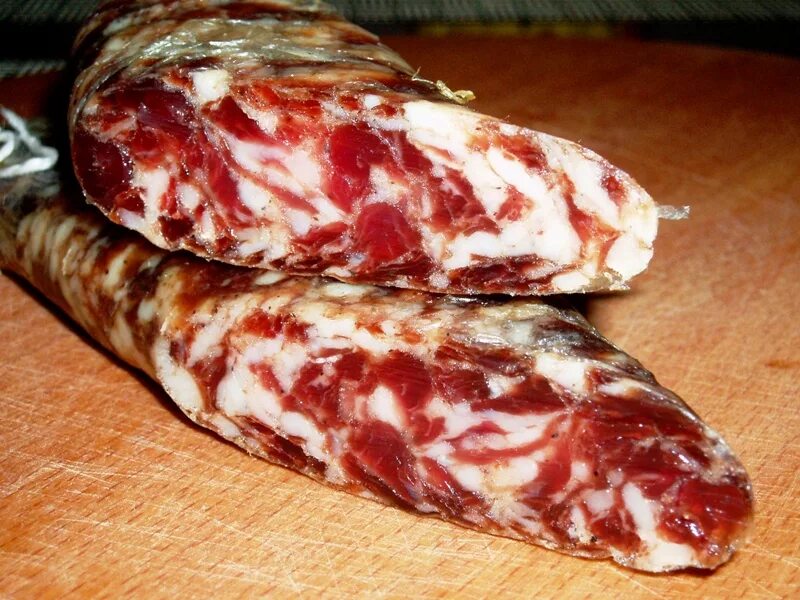 Велес сырокопченая колбаса. Колбаса копченая краковская. Колбаса полукопченая краковская. Сырокопченая колбаса без свинины. Домашняя сырокопченая колбаса.