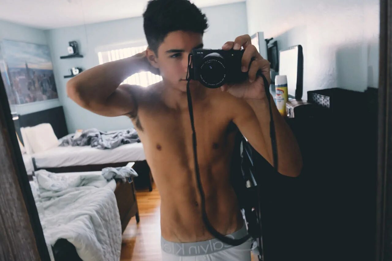 Фото парня 18 домашние