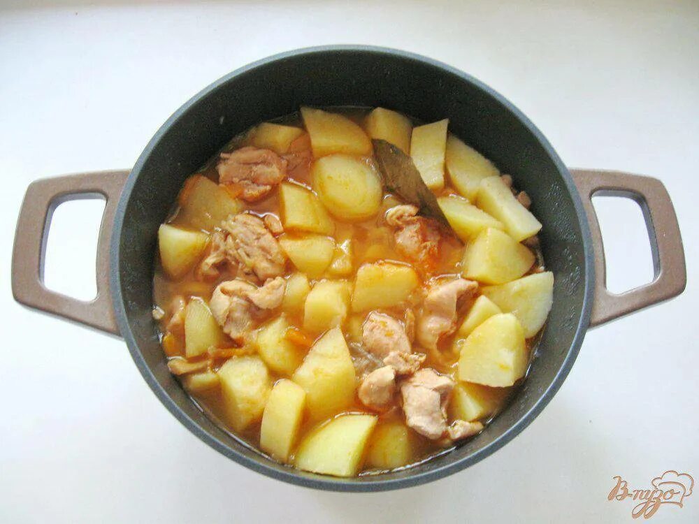 Картошка с филе в кастрюле. Жаркое в кастрюле. жаркое из курицы с картошкой. жаркое с курицей и картошкой в кастрюле. жаркое из курицы с картошкой в кастрюле.