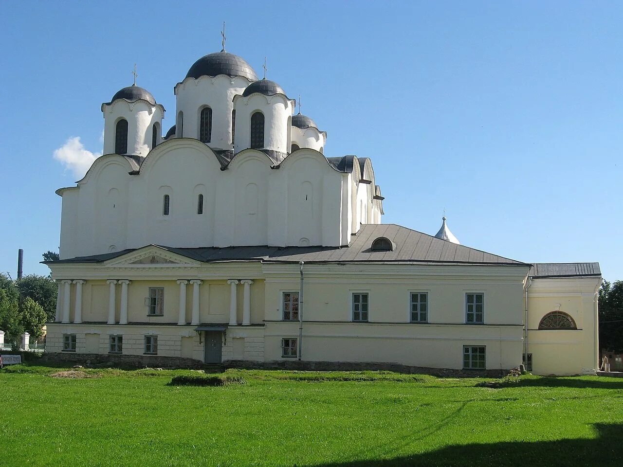 Храмы ярославово дворище великий новгород. Новгородское реальное. Новгородский детинец реконструкция. Свято-юрьевский монастырь великий новгород. Церковь николы на ярославовом дворище.