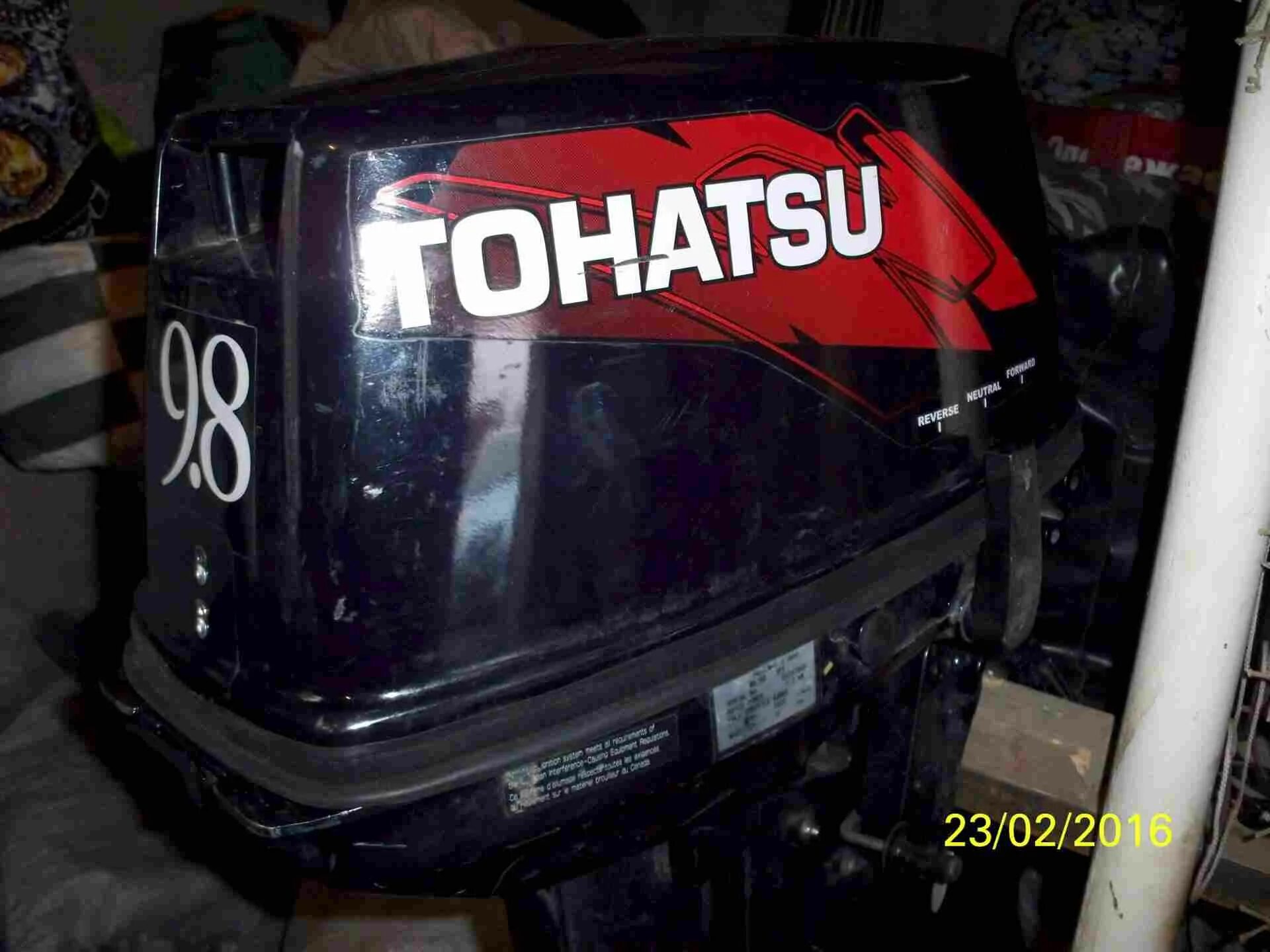 Лодочный мотор Tohatsu 9.8. Колпак Тохатсу 9.8. Tohatsu 9.9 шильдик. Капот на Лодочный Тохатсу 9.8. Колпак тохатсу