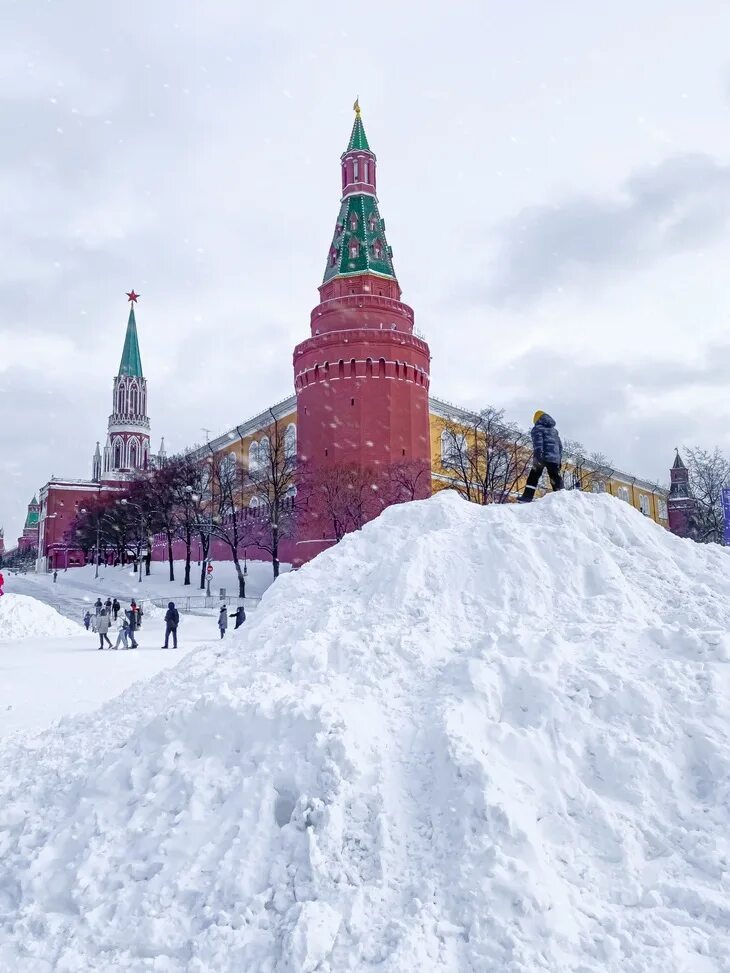 Сколько лет сегодня москве. Измайловский Кремль зима 2022. Москва зимой 2021 Кремль. Снег в Москве. Зимняя Москва.