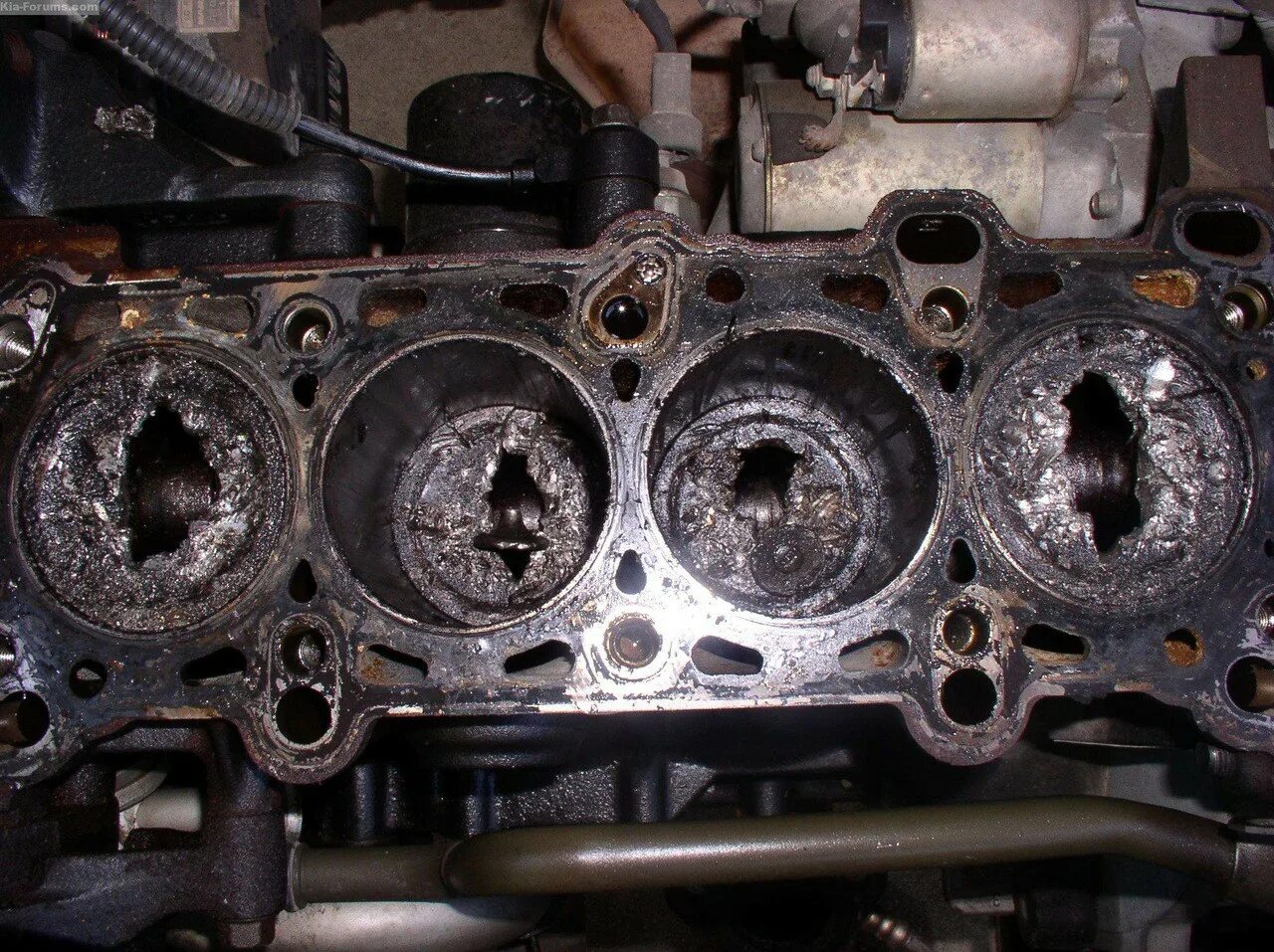 ГБЦ Ford 5 cylinder. Прогорел клапан ВАЗ 2112 16 клапанов. Мотор 409 евро 3 загиб клапанов. Прогар поршня 4д56 т. Нужно ли менять поршни