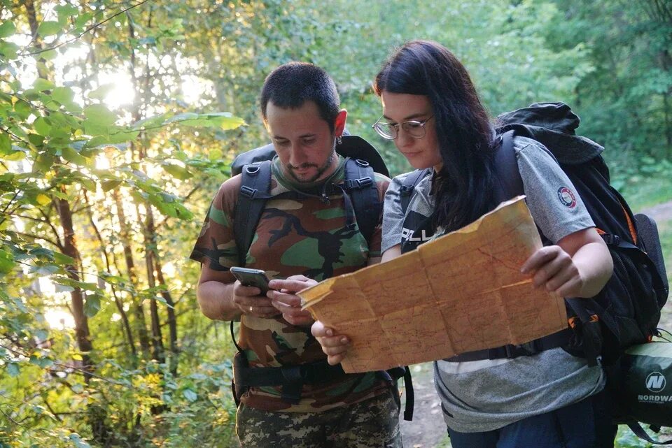 Выжить в лесу. Уроки выживания в лесу. Урок выживания в природе. Человек выживает в лесу.