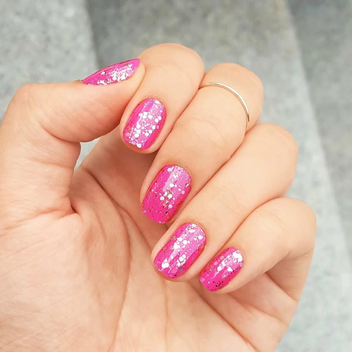 новогодний маникюр розовый. дизайн ногтей розового цвета. зимний маникюр в розовых тонах. сиреневые ногти с блестками. маникюр розовый с блестками.