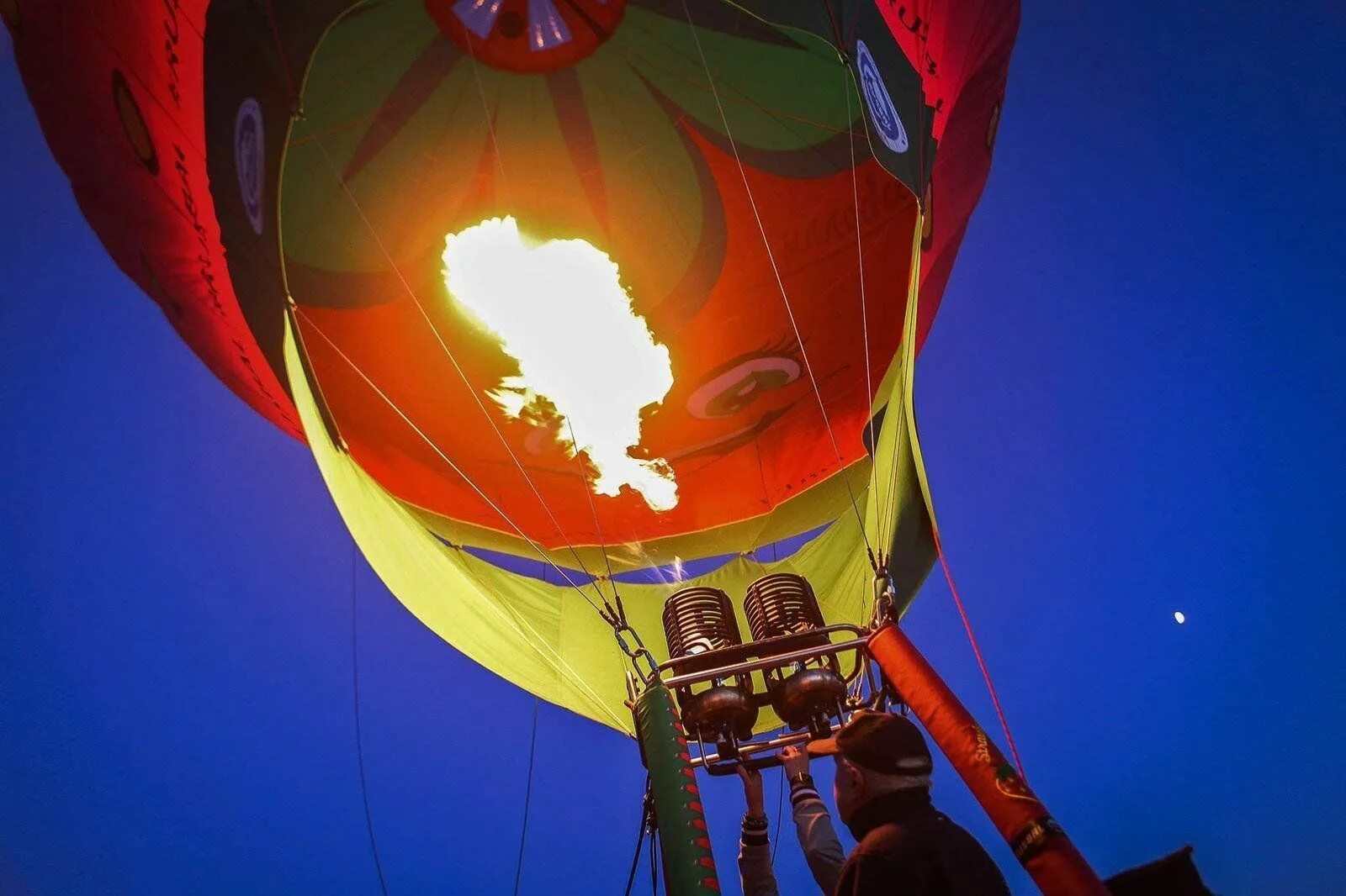 Горелка воздушного шара. Воздушный шар летательный аппарат. Монгольфьер воздушный шар. Летательный воздушный шар с корзиной.