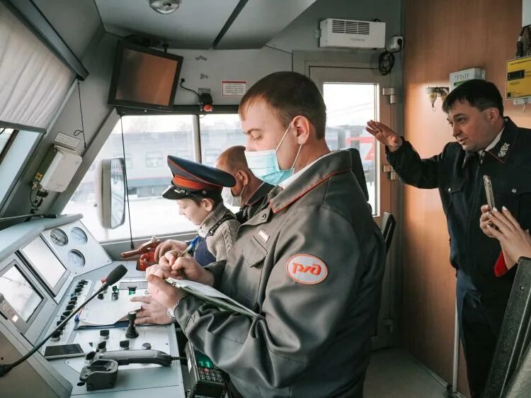 Документы машинистов поезда. Экскурсия в кабину машиниста поезда. Поступление на машиниста поезда после 11 класса. Пижама для машиниста электрички. Мечта мальчика стать машинистам.