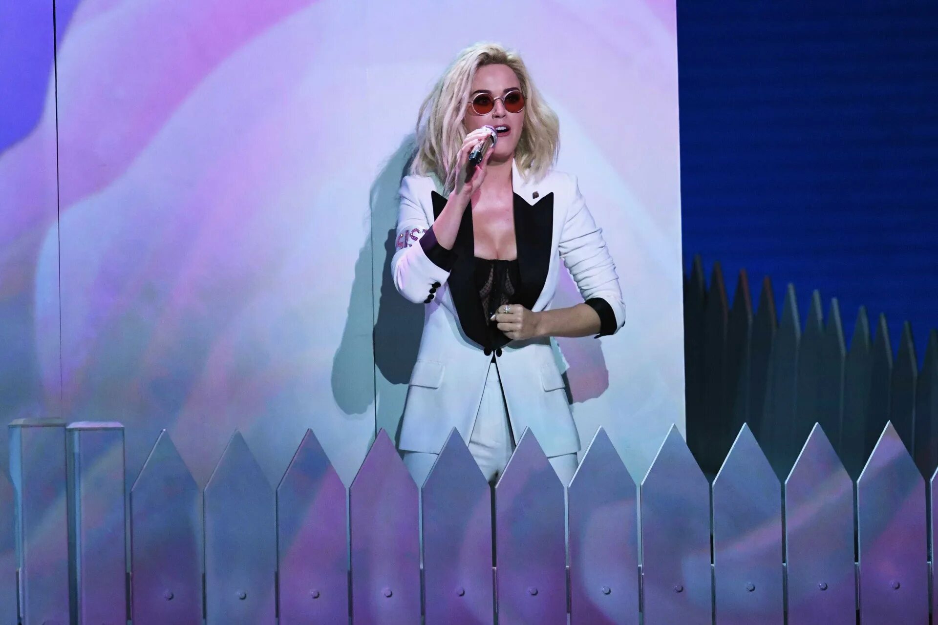 Katy perry to the rhythm. Кэти Перри Chained to the Rhythm. Katy Perry Chained to фото. Katy Perry Chained to the Rhythm клип парк. Katy Perry Chained to the Rhythm CUPCAKKE.