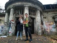 Парень в заброшенном здании. Заброшенное здание. заброшенная школа. заброшка дом. подростки в заброшенном доме.