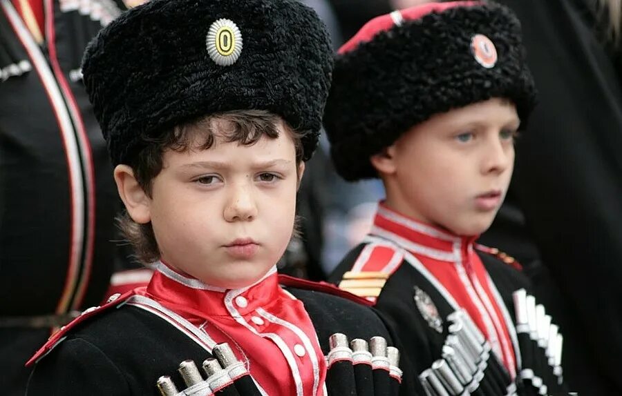 Кубанские казаки дети. Краснодарский край кубанская казачья школа. Форма казаков для детей. Казачий костюм для мальчика. Казачьи дети.