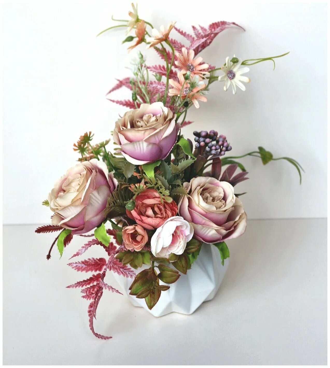 Композиции с искусственными цветами. Интерьерные композиции из искусственных. Композиция интерьерная. Композиции из искусственных цветов. Интерьерные композиции из искусственных цветов.