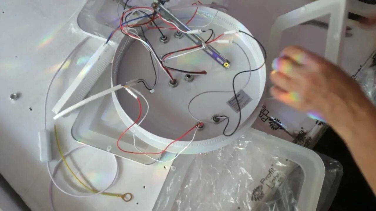 Инструкция сборки светодиодной люстры. Сборка светодиодной люстры. Сборка светодиодных люстр с пультом управления. Монтаж светодиодной люстры. Сборка светодиодной люстры с пультом