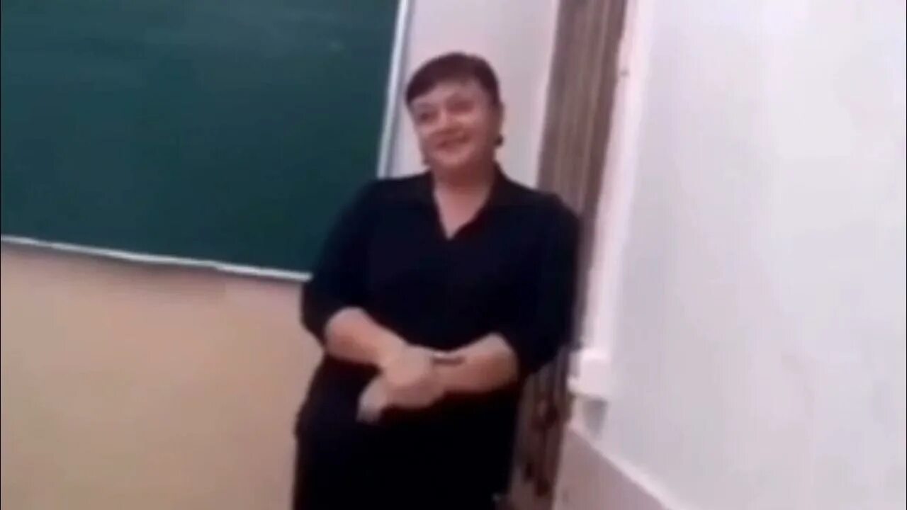 Пришли в гости к учительнице видео. Димка пришел. Радость преподавателя по поводу захода ученика. Димка Савостиков.