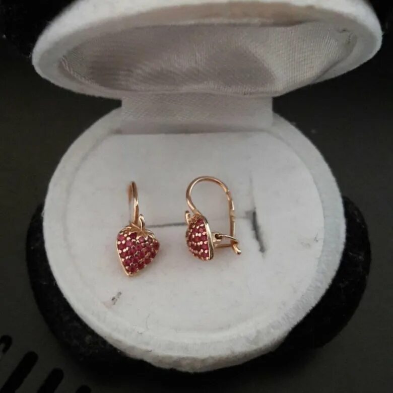 золотые серьги в коробочке. пирсинг носа сережку с крючком:. можно ли сдать серьги обратно в магазин. тяжелые серебряные серьги. найдена сережка.