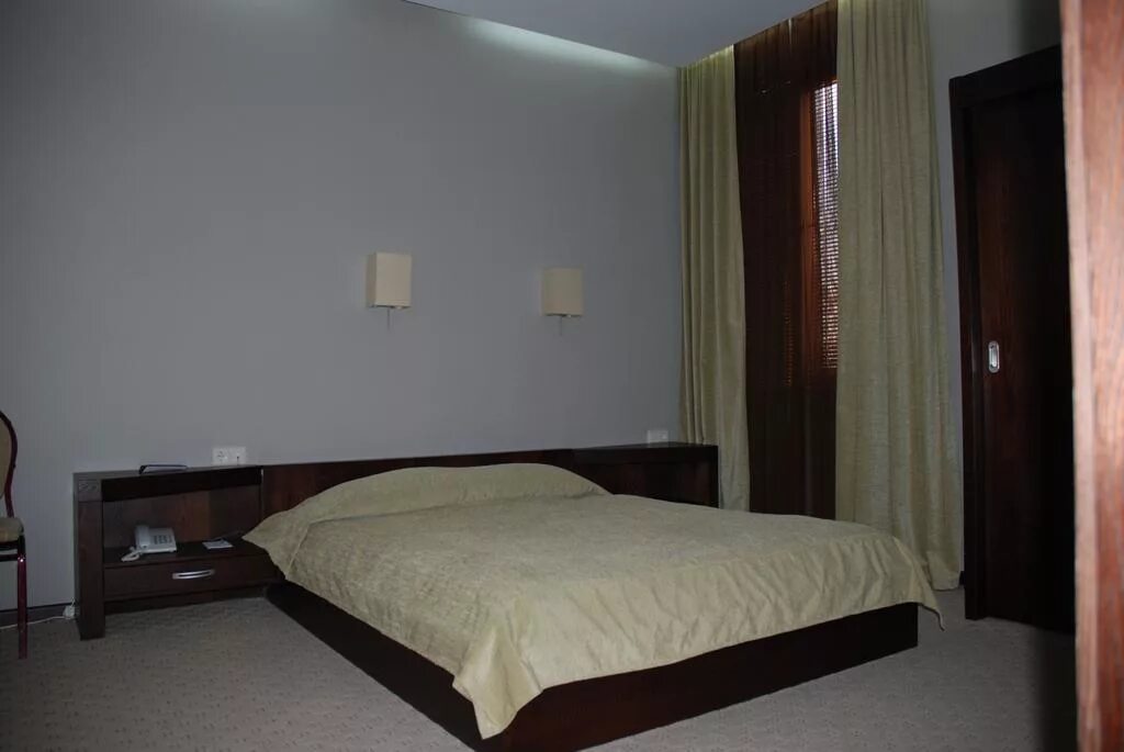 Marjan plaza hotel тбилиси. Дидубе плаза тбилиси. Отель плаза тбилиси. D plaza. Отель д плаза.