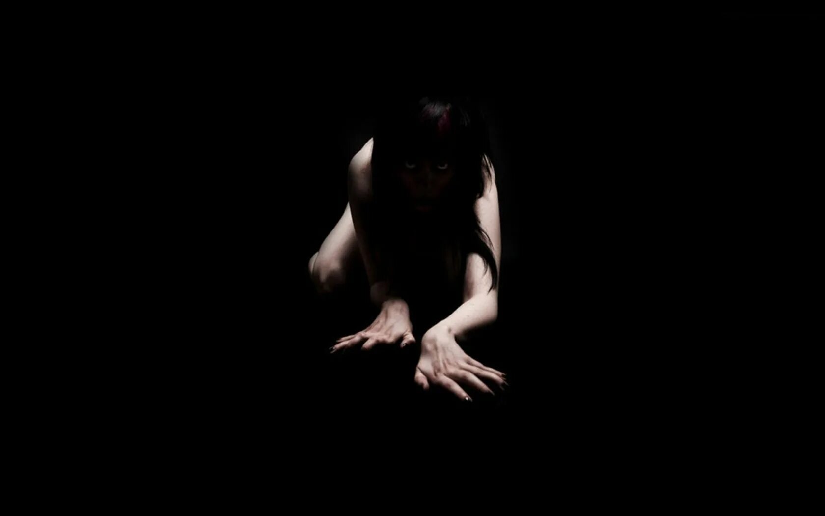 Фигура в темноте. Демон на черном фоне. Девушка из Темноты.
