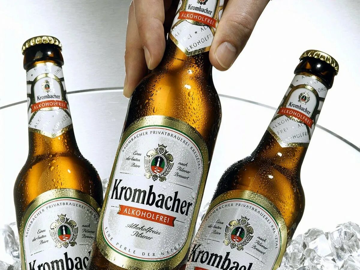 Безалкогольное пиво похожее на пиво. Кромбахер безалкогольное пиво. Krombacher 0.33. Пиво Krombacher, pils 0.33 л. Пиво Кромбахер Хелл.