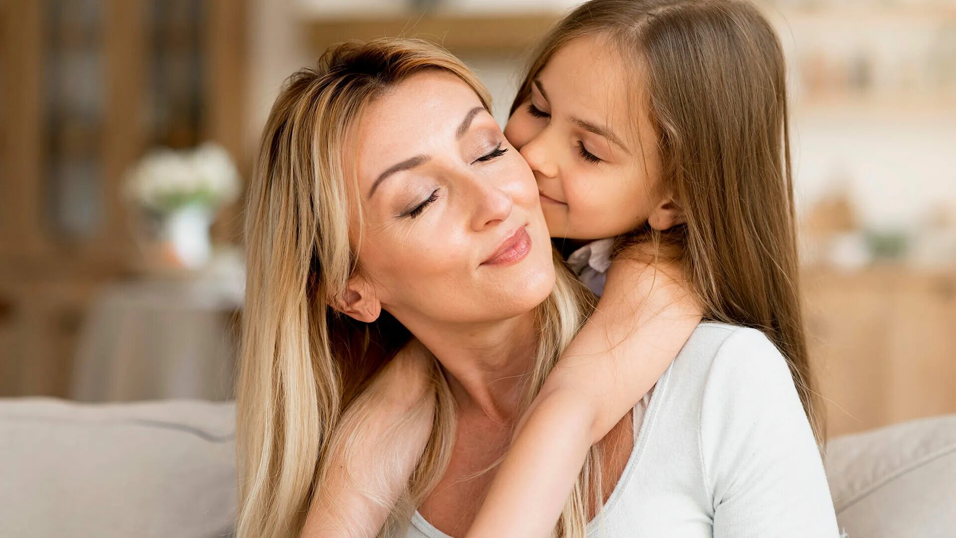 Stepmom and daughter. Мама целует дочь. Мама целует доченьку. Целует дочку. Дочь мать kissing.