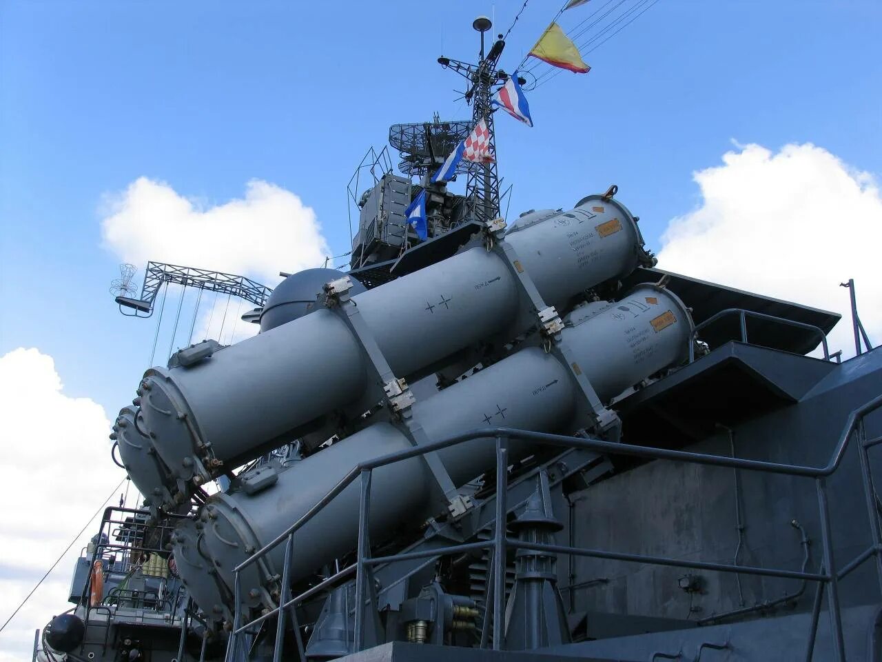 Комплекс установка. Пкр уран х-35. х-35 противокорабельная ракета. противокорабельный комплекс уран. ракета уран х-35.