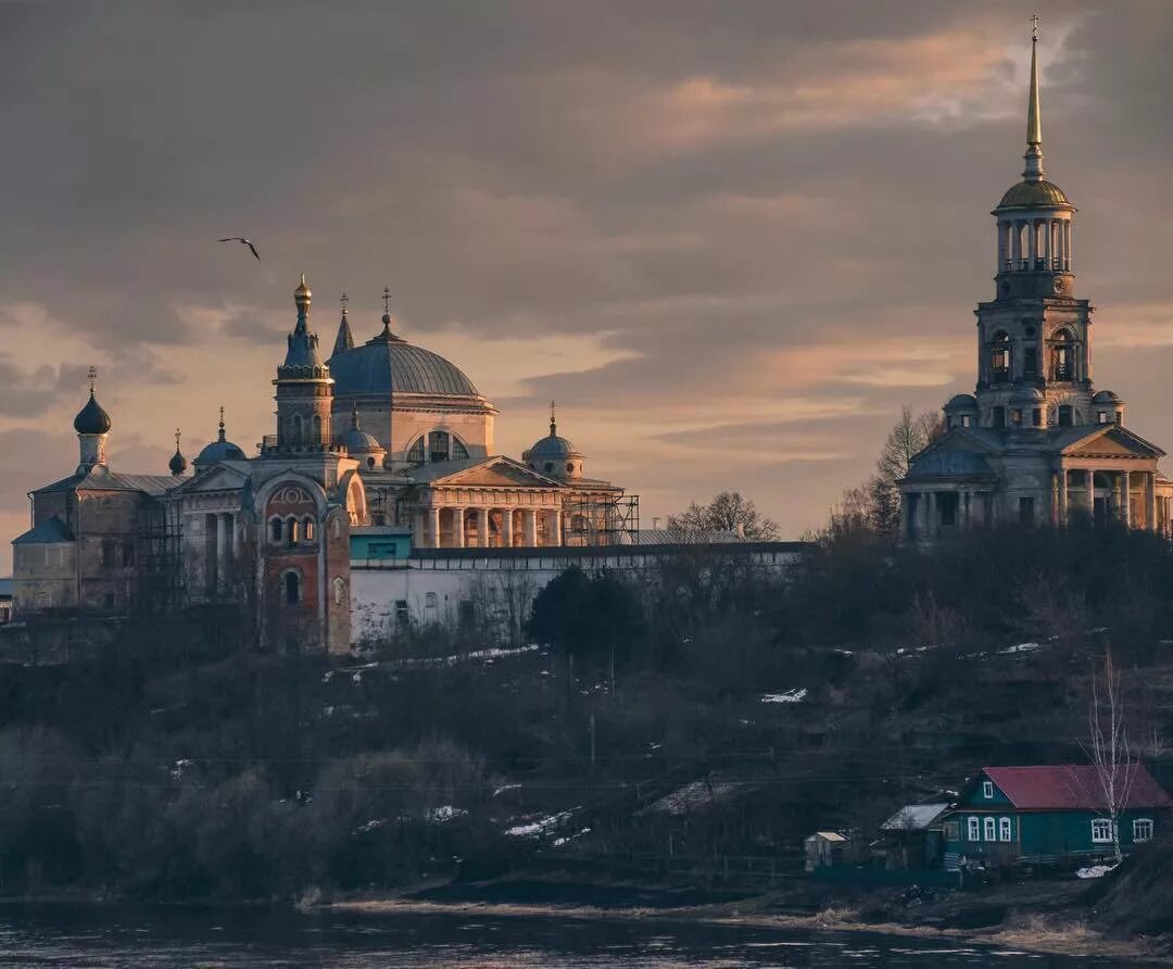 Новоторжский Борисоглебский монастырь. Борисоглебский монастырь Тверь. Борисоглебский мужской монастырь Торжок. Действующий Борисоглебский монастырь Торжок. Новоторжский борисоглебский мужской монастырь