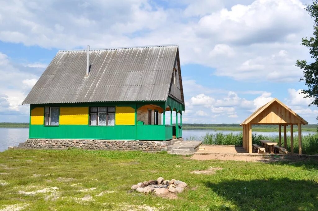 Снять домик на браславских озерах. Браславские озера зона отдыха. Домжерицкое озеро. Хутор в белоруссии на берегу реки. Усадьба на озере беларусь.
