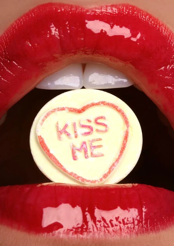 Kiss me hedonistic. Поцелуй в губы. Поцелуй меня. Губы с поцелуем. Поцелуй одной губы.