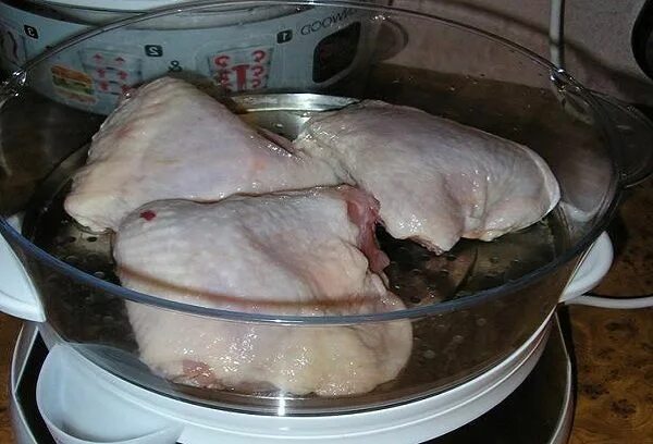 Сколько минут варится куриная. Куриные окорочка в кастрюле. Курица для варки. Отварить окорочок в кастрюле.
