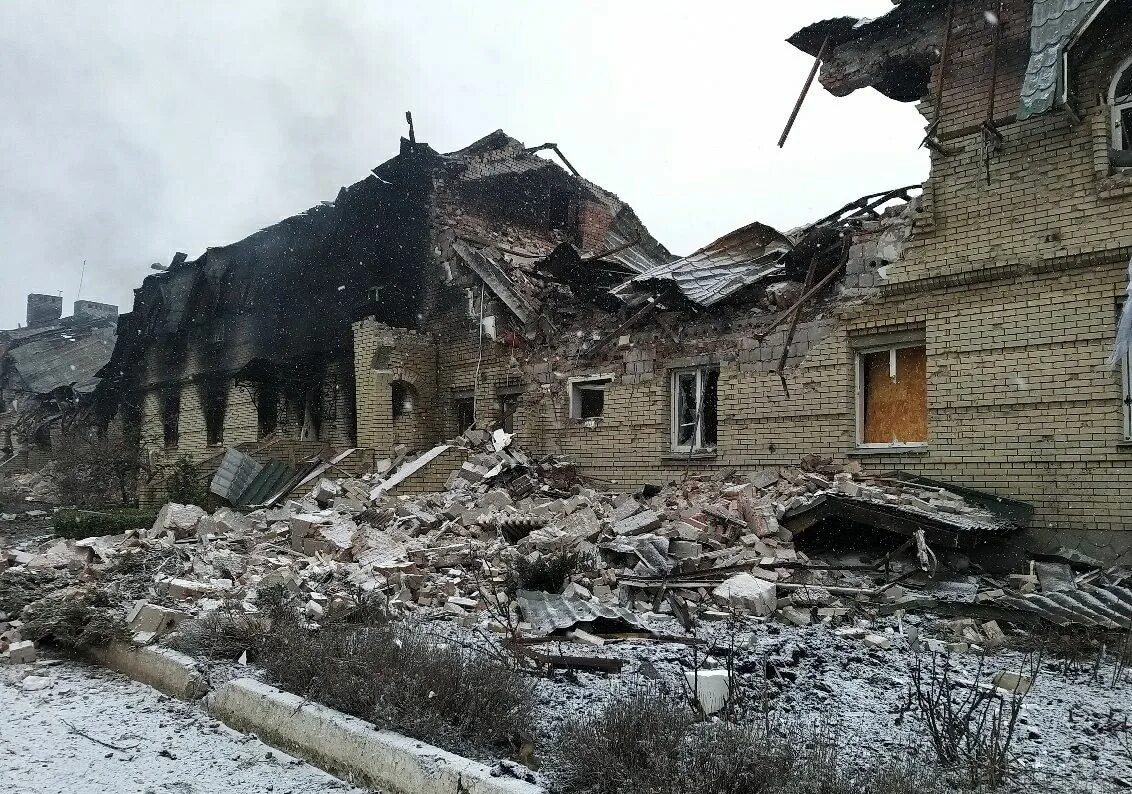 Разрушенное здание. Украина после войны. Обстрел села никольское