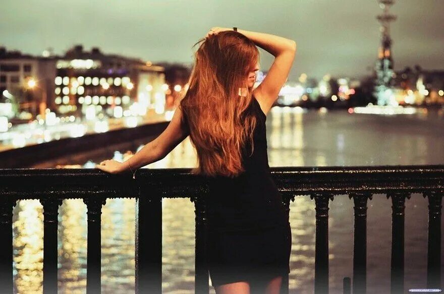 Девушка на мосту. Фотосессия на мосту девушка. Девушка спиной на мосту. Красивые девушки Питера.