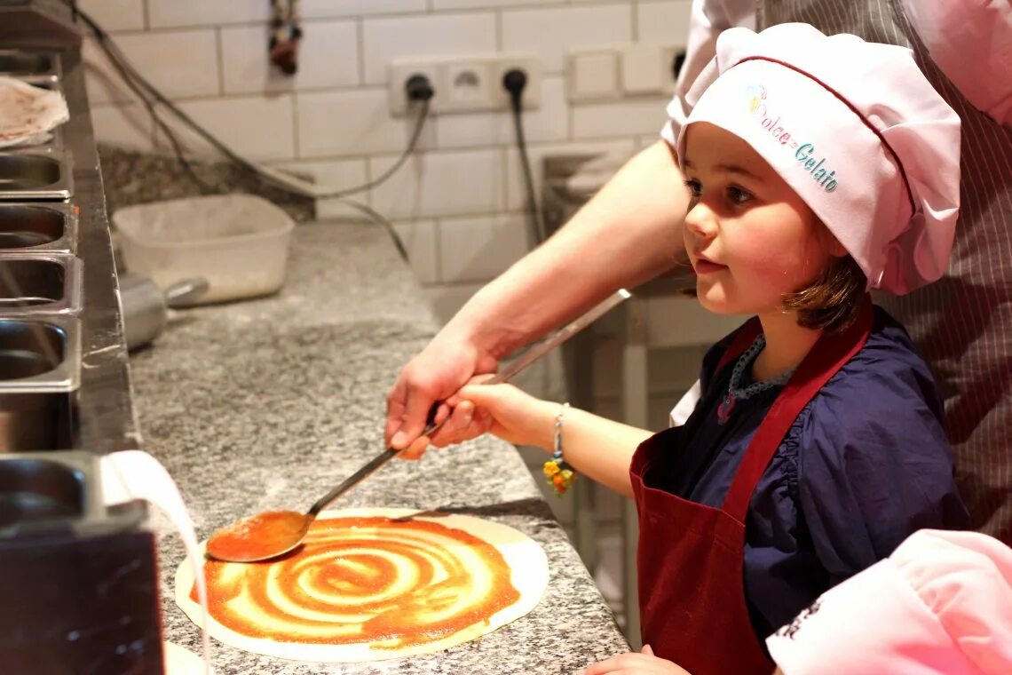 Готовка торта. Ресторан гнездо пекаря суздаль. Мастер класс выпечка для детей. Мастер класс кондитер. Мастер класс кондитер.