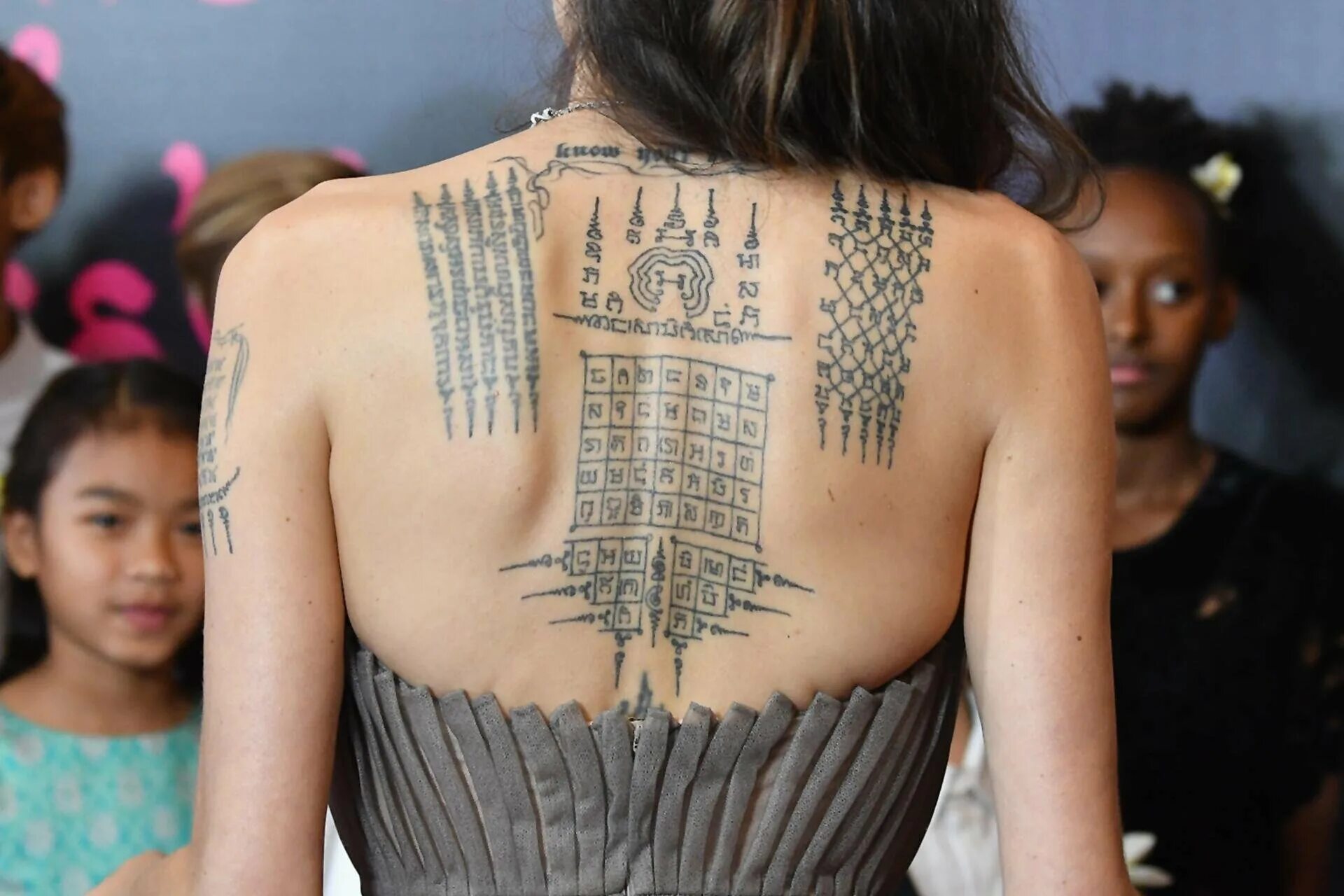 архангел михаил тату на спине. джоли тату сак янт. джоли тату сак янт. что обозначает татуировка на спине. сак янт анжелина джоли.