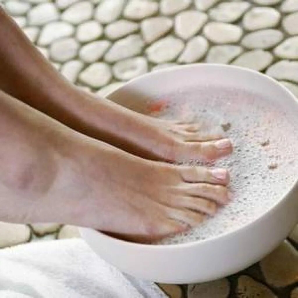 Сильно потеют ноги что делать у женщины. Ванночки от потливости ног. Ванная для вонючих ног.