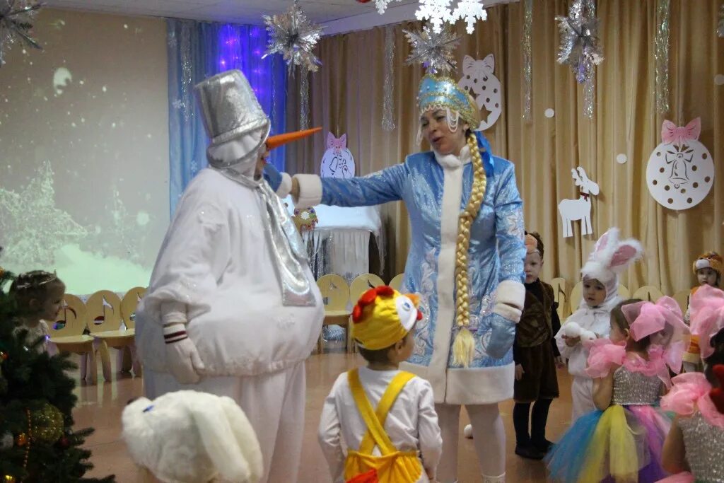 выход снеговика на новогоднем утреннике. новогодний утренник «как дети снеговику помогли». метла для снеговика на утренник. снеговик на новогоднем утреннике в детском саду. выход снеговика на новогоднем утреннике.