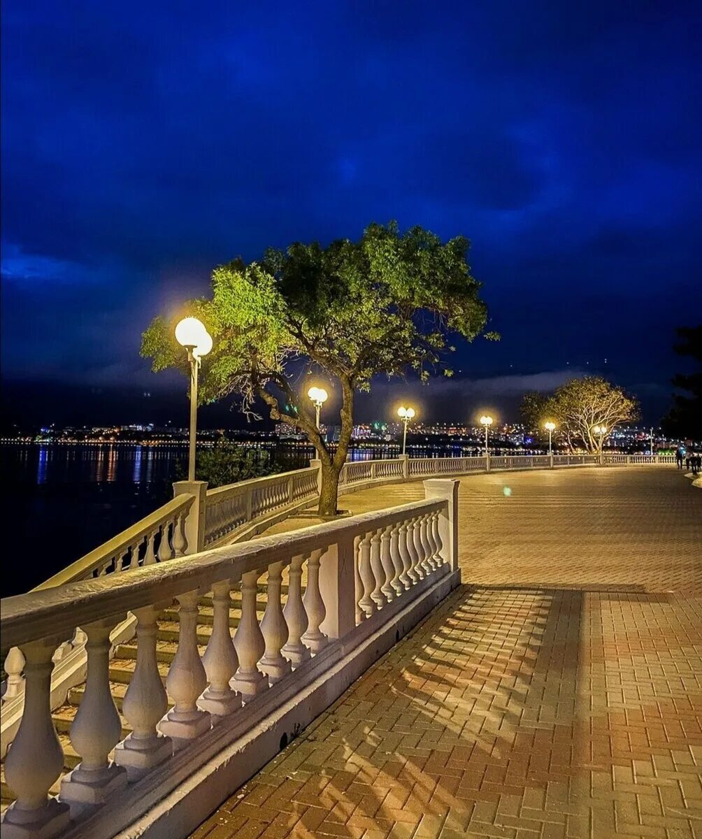 Таганрог вечер. Вечерний таганрог. Ночной таганрог. Таганрог ночью. Путинская набережная таганрог.