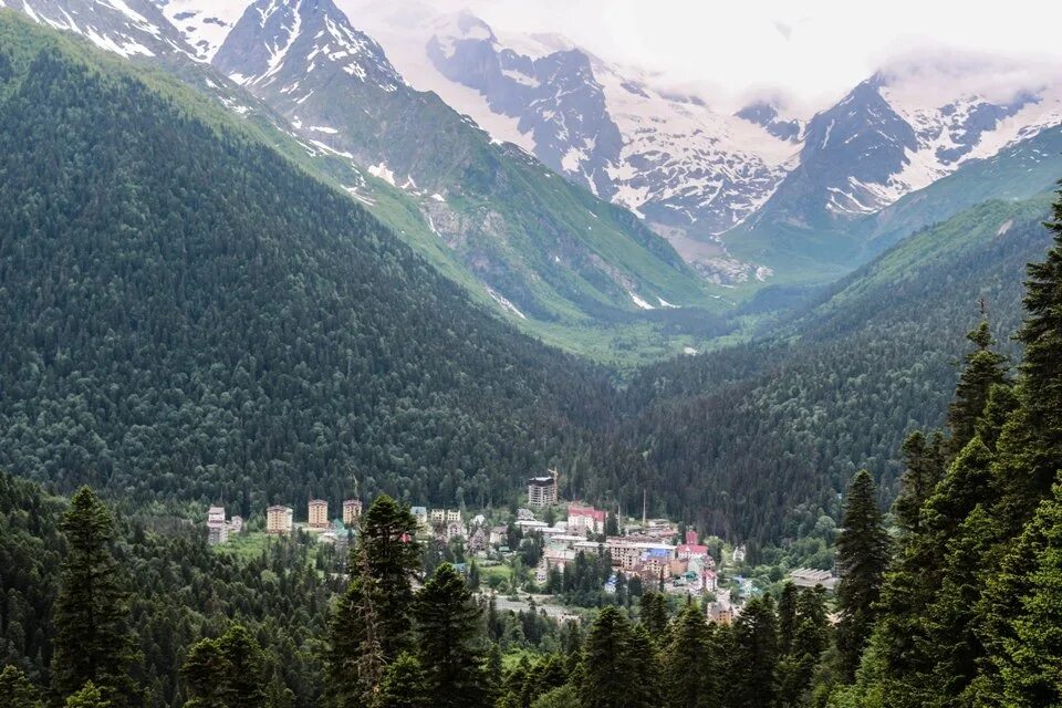 Поселок домбай летом. Домбай (курортный посёлок). Домбай (курортный посёлок). Домбай курортный посёлок достопримечательности. Домбай (курортный посёлок).