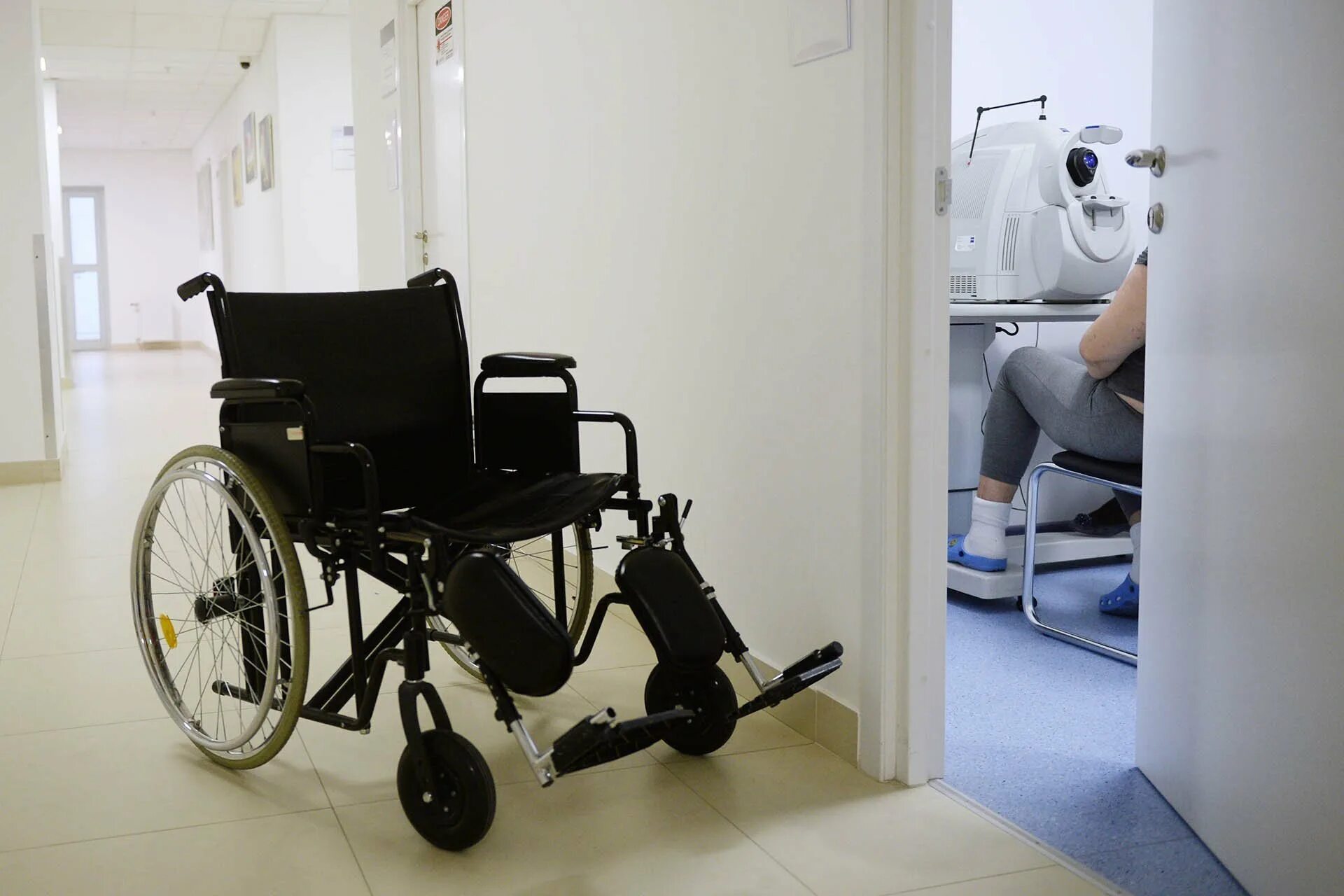 Упрощенная инвалидность. ДЦП колясочники. Коляска для инвалидов. Коляска детская для инвалидов в больнице. Инвалид на инвалидной коляске.