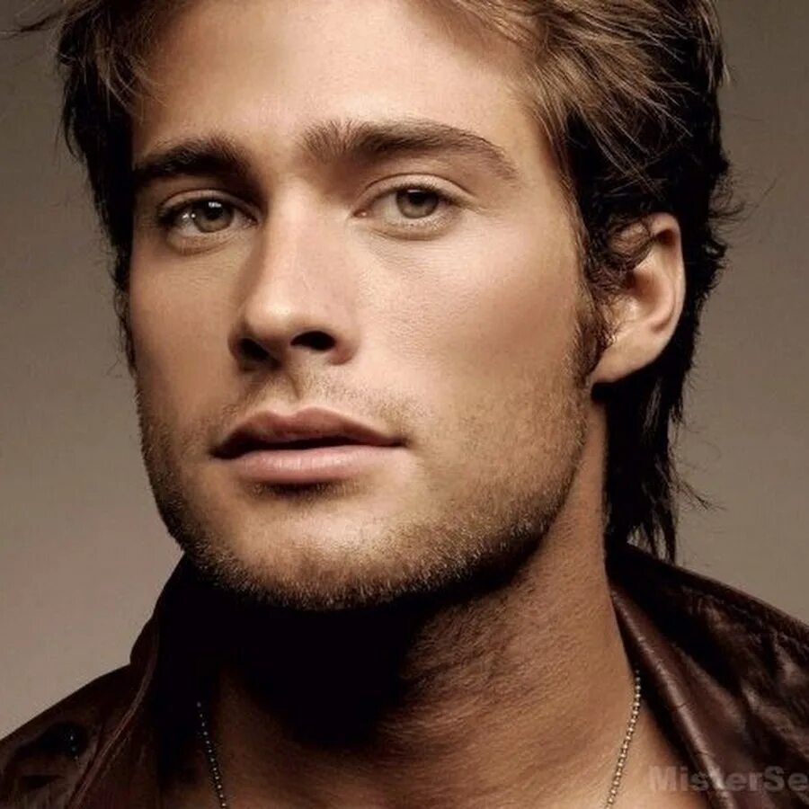 Мужчина в профиль. Внимательный взгляд. Молодой парень задумался. См молодой человек. См молодой человек.