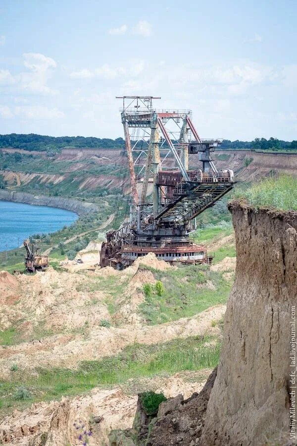 The quarry. Карагайский карьер. Драглайн нкмз. Каньон вольск. Карьер долина.
