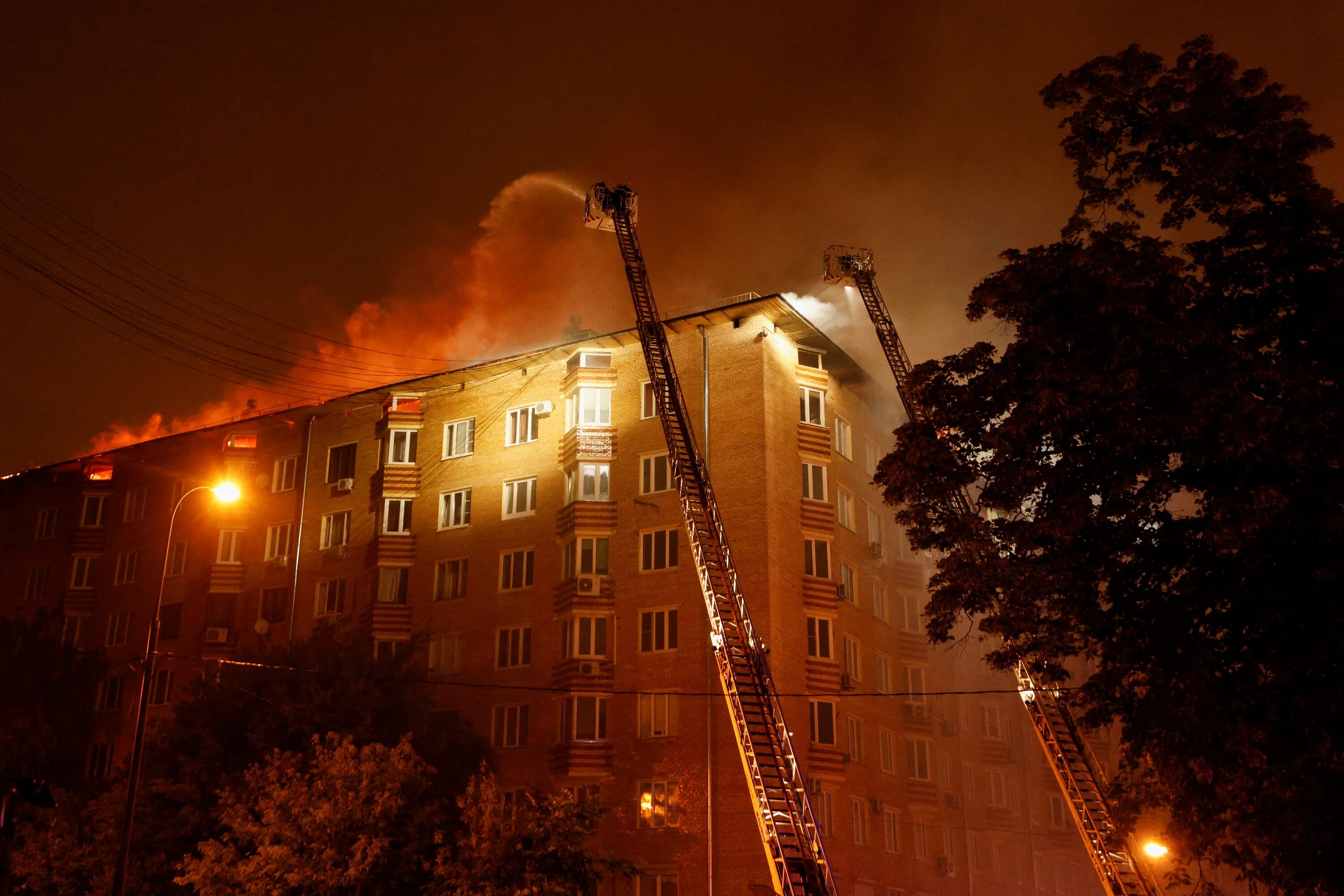 Пожар в москве сейчас 1 час назад. Пожар домов в москве сегодня. Пожар в новой москве вчера. Пожар на ленинском проспекте 3. Пожар домов в москве сегодня.
