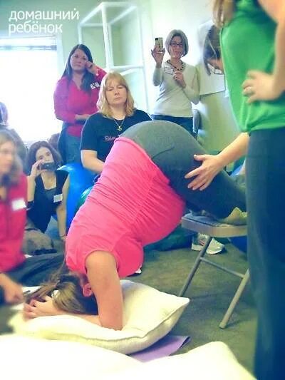 Какие упражнения чтобы ребенок перевернулся. Упражнения для переворота ребенка при тазовом. Корригирующая гимнастика при поперечном положении плода. Наружный акушерский поворот плода на головку. Упражнения для беременных при тазовом предлежании.