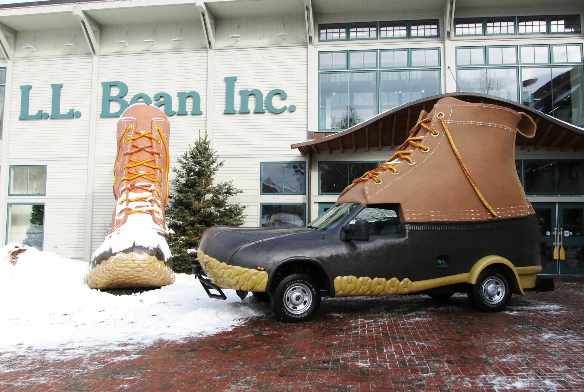 Машина ботинок. Самые большие ботинки. Автомобиль в виде ботинка. Обувь для автомобиля. Сапожок автомобиль.