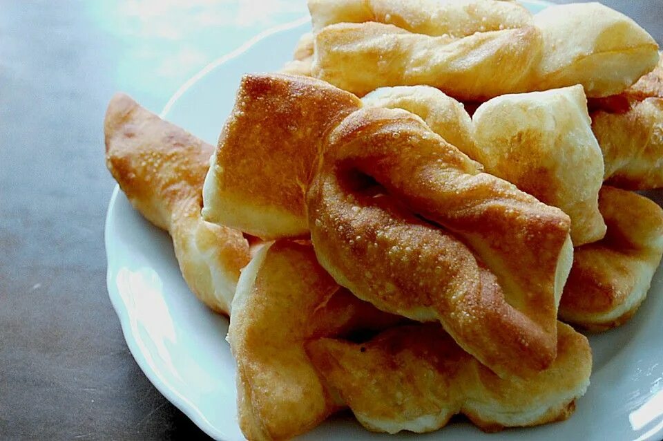 Немецкий хворост кребель. Кребли. Выпечка кребли на кефире. Крепли на кефире пышные. Пышки хворост.