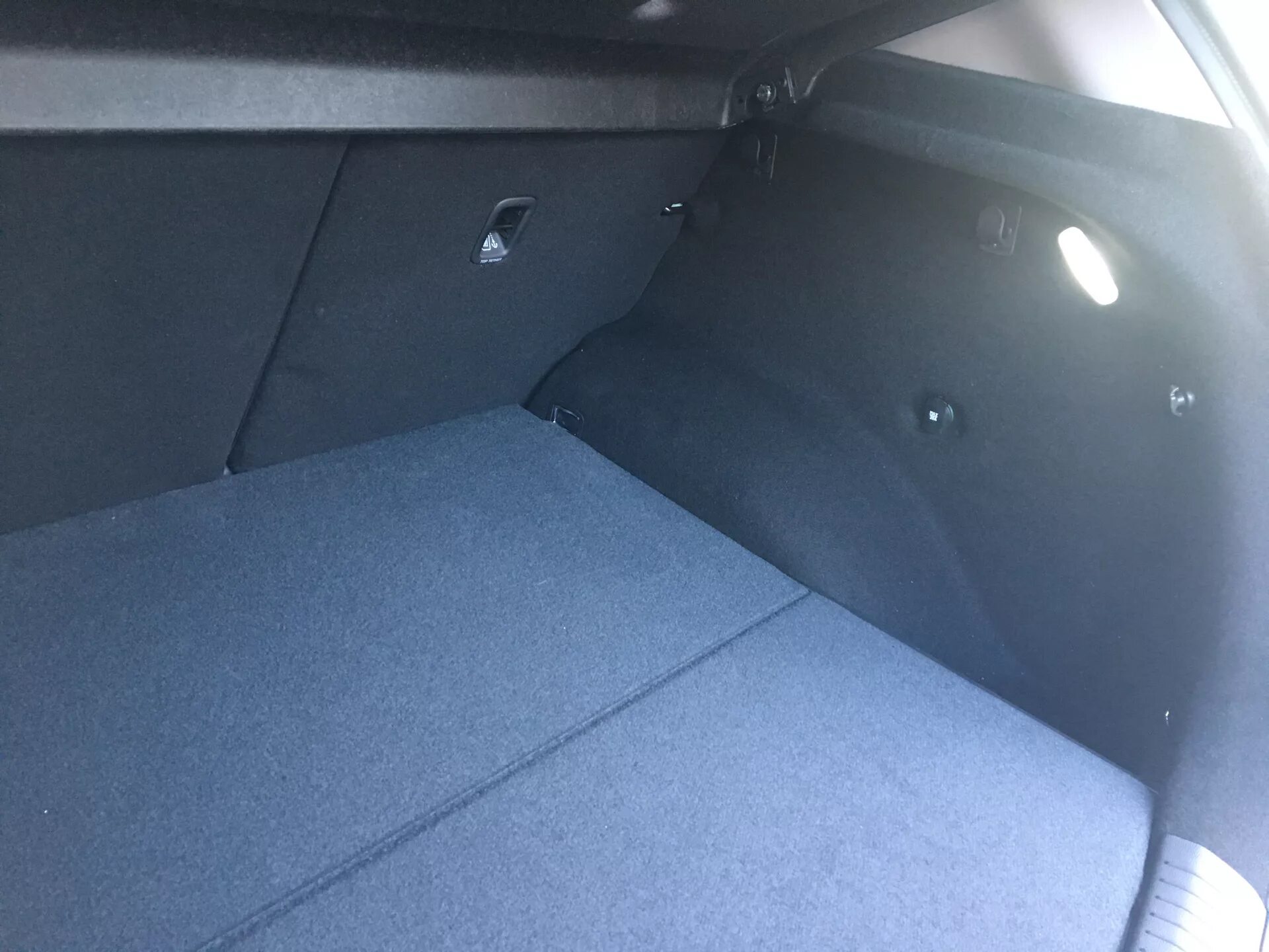 Обшивка багажника крета. Карпет в багажник крета. розетка в багажник hyundai creta. карпет в багажник хендай крета. полка в багажник хендай крета.