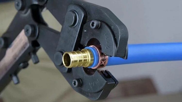 Пресс фитинги для сшитого полиэтилена рехау. Опрессовка сшитого полиэтилена 20мм. Гидравлический пресс рехау труб tim. Опрессовка фитингов рехау. Трубы rehau stabil.