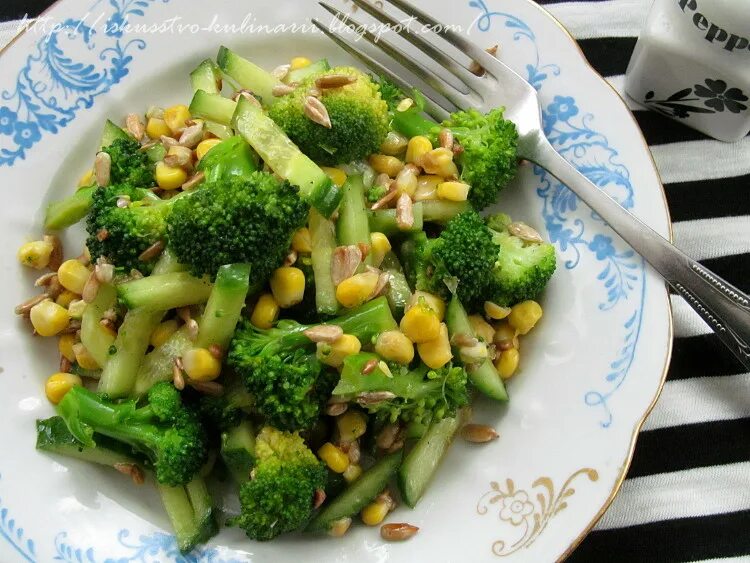Салат брокколи и фасоль стручковую. Кукуруза брокколи, стручковая фасоль. салат с брокколи и кукурузой. брокколи кукуруза черри. брокколи с семечками.