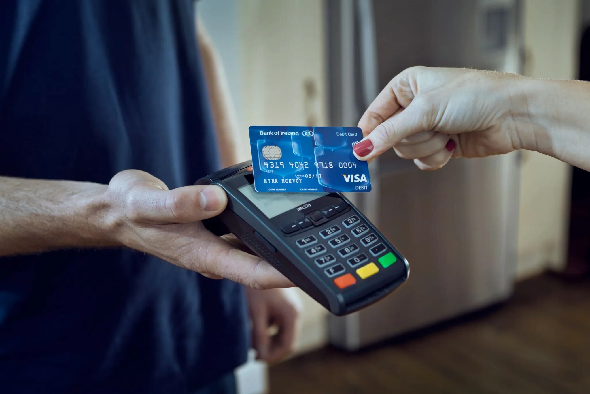 Оплата в интернете. Оплата в интернете. Pay tm. Терминал в руке. Расплачивается в магазине.