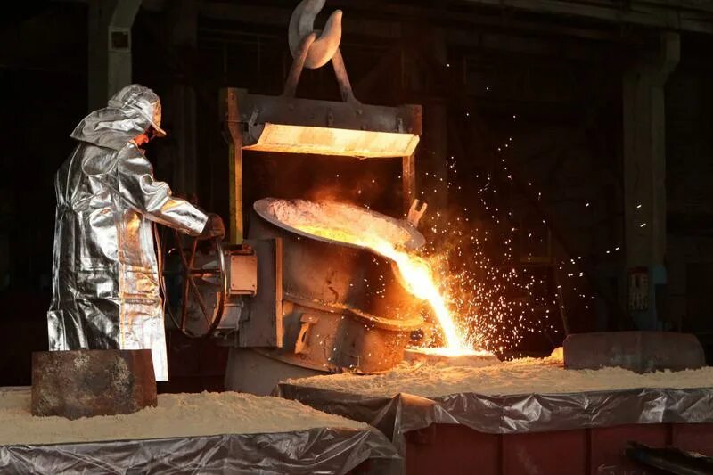 Ковш с горячим металлом. Плавильные печи литейных цехов. Новочеркасский завод литейный цех. Литейный цех машиностроительного завода. Чугунно литейный цех.