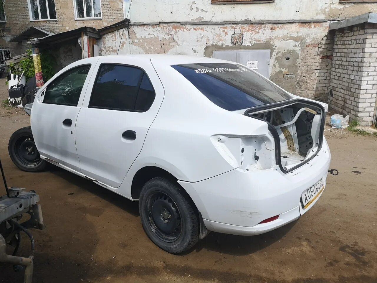 Картинка разборки рено логан. Авторазбор рено логан. Авторазборка renault logan. Битый рено логан 1. Авторазбор renault.