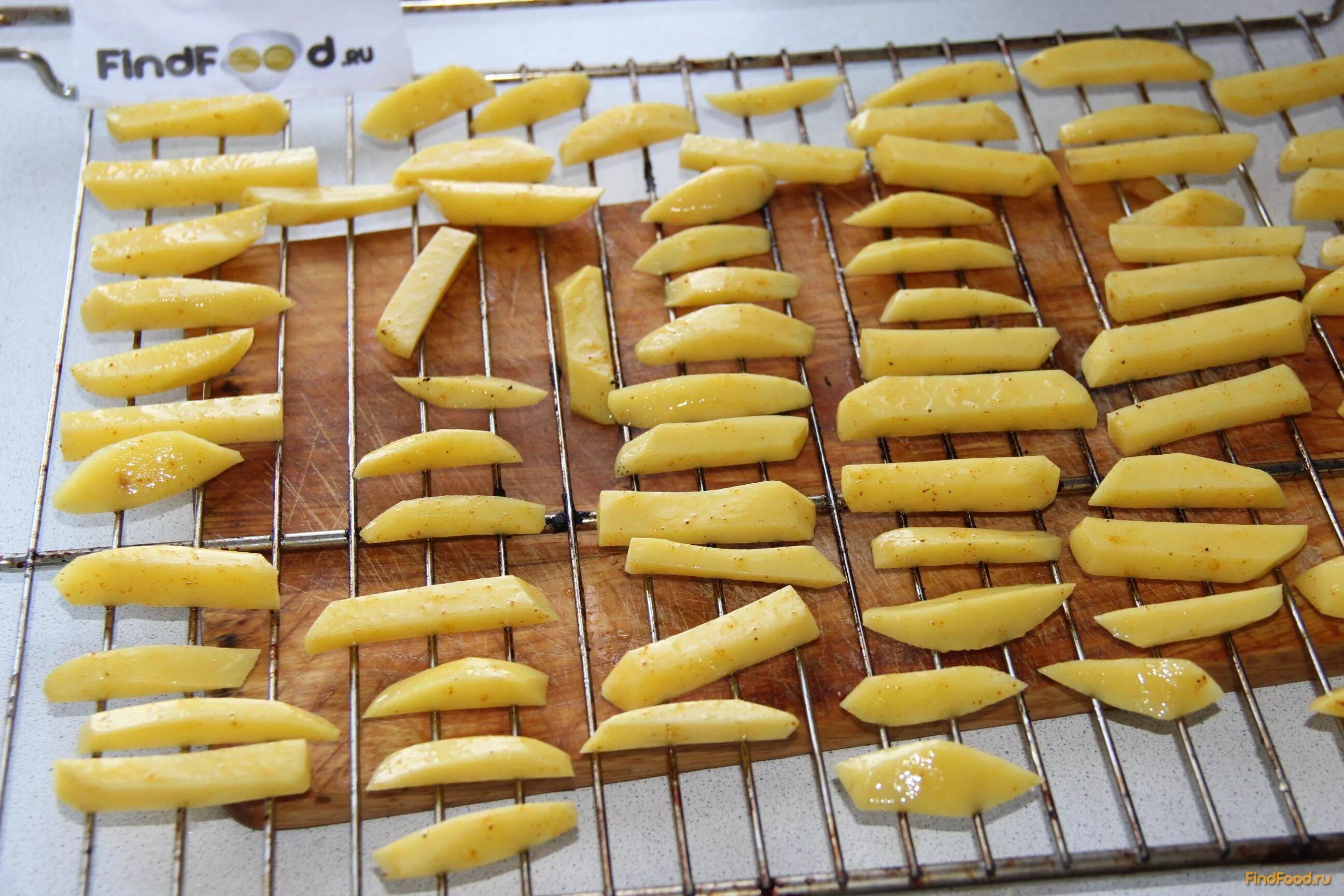 домашняя картошка фри в духовке. гарнирный картофель быстрозамороженный. картошку фр насковороде. картошка фри на сковороде. жареная картошка в духовке.