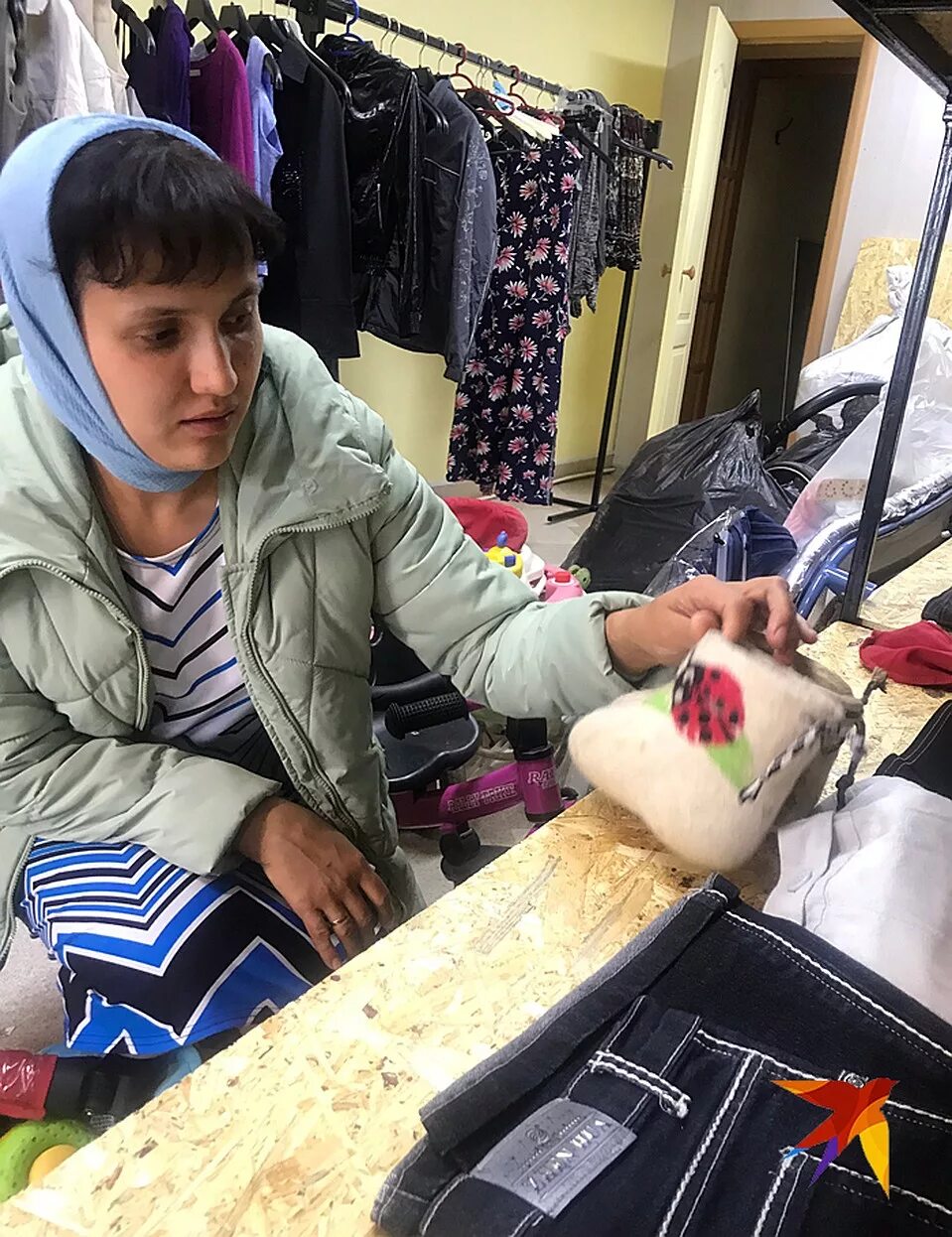 Раздавать вещи. Раздача вещей. чел раздает вещи нуждающимся ава. в можайске бесплатных вещей для бедных.